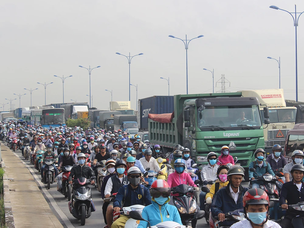 Vụ va chạm khiến giao thông qua khu vực bị ùn ứ nghiêm trọng. 